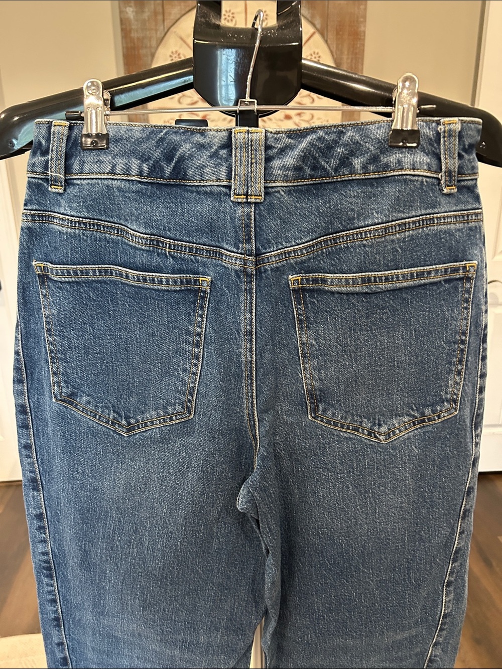 Woman’s Talbots/  Barrel Jeans! SIZE 4 / Perfect Condition! Medium wash - Picture 3 of 4